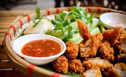 Nem chua rán có thể ăn cả trong những ngày hè nhưng ngon nhất vẫn là trong những ngày se lạnh của mùa thu Hà Nội. Đây chính là thời điểm giúp thực khách cảm nhận được trọn vị béo ngậy, đậm đà, cay cay của nem chua rán. Những người sành ăn thường tìm đến ngõ Tạm Thương, phố Trịnh Hoài Đức, Tạ Hiện…để thưởng thức.