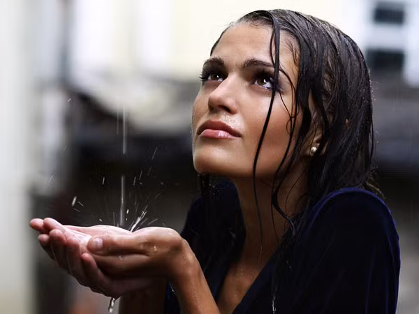 Khi trời mưa, một loại vi khuẩn có tên là xạ khuẩn đã gây ra mùi đặc biệt trong không khí.