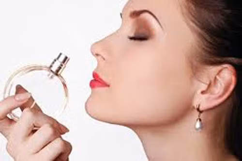 Khứu giác. Các nhà khoa học từ lâu đã biết rằng, phụ nữ có xu hướng nhận biết mùi tốt hôn nam giới. Do bộ não của nữ giới có nhiều hơn 50% tế bào thần kinh ở trung tâm khứu giác so với nam giới.