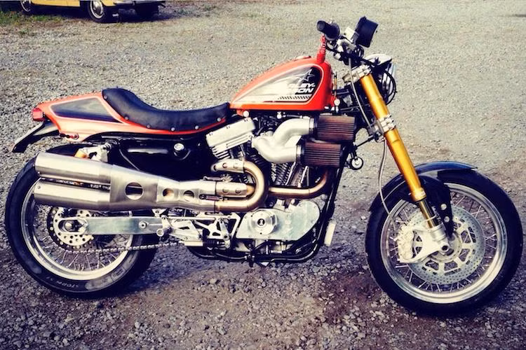 Mặc dù vậy, trong mắt của Jörgen Karlsson - một dân chơi Harley-Davidson tại Thụy Điển, Sportster 1200 có thể "lột xác" thành một mẫu xe với hiệu năng vận hành "cực đỉnh" nếu như được độ đúng cách. Chính vì vậy, anh đã lấy một chiếc Sportster để làm "nền tảng" cho bản độ phong cách scrambler của mình.