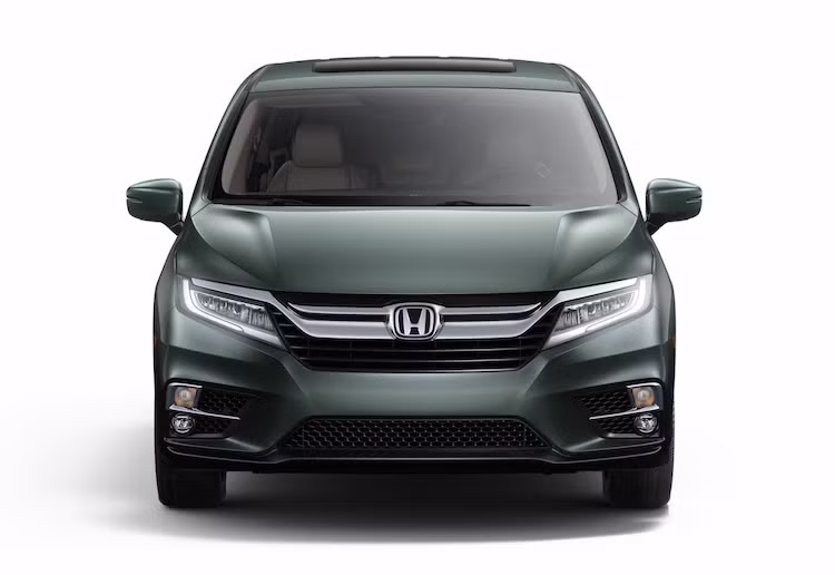 Các trang bị tiêu chuẩn của Odyssey 2017 gồm đèn pha tự động, cảnh báo điểm mù, cảm biến đỗ xe trước sau, hệ thống quan sát xe đang vượt phía sau, sạc điện thoại không dây, máy hút bụi trong khoang xe Honda-Vac, hàng ghế trước có sưởi và thông gió, gương hậu và tay lái có sưởi, gạt mưa tự động...