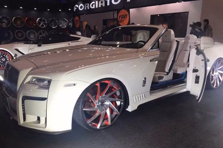 Chiếc Dawn được Wald International trưng bày tại Tokyo Auto Salon có màu sơn trắng cùng nội thất "ton-sur-ton". Trong khi đó, hệ động lực nguyên bản của chiếc xe đã được hãng độ này giữ nguyên với động cơ 6.6l V12 tăng áp kép, công suất 563 mã lực và mô-men xoắn cực đại 780 Nm.