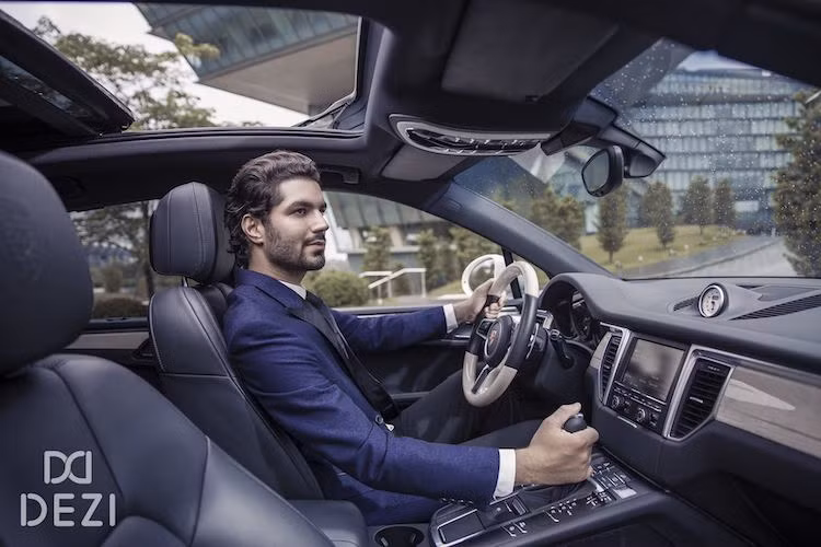 Ở bên trong nội thất của của mẫu xe sang Porsche Macan có thiết kế trực quan theo đúng phong cách của Porsche cùng các tiện nghi cao cấp như ghế lái điều chỉnh điện tám hướng, bệ trung tâm giữa 2 ghế bọc Alcantara cao cấp, hệ thống thông tin giải trí PCM thế hệ mới nhất, hệ thống cảnh báo chuyển làn xe và cốp sau mở điện.