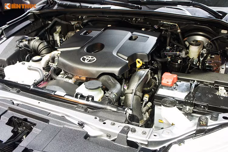 Fortuner mới có 2 phiên bản máy xăng hoặc dầu. Động cơ xăng tích hợp công nghệ VTT-i kép, sản sinh công suất 164 mã lực và mô-men xoắn tối đa 245 Nm tại 4.000 v/p. Động cơ máy dầu mới 2.4G có lợi thế lớn về momen xoắn khi có thể đặt tối đa 400 Nm tại dải vòng tua hẹp 1.600 – 2.000 v/p. Fortuner mới sử dụng hộp số tự động 6 cấp và số sàn 6 cấp, cùng với hệ dẫn động cầu sau hoặc 4 bánh tùy phiên bản.