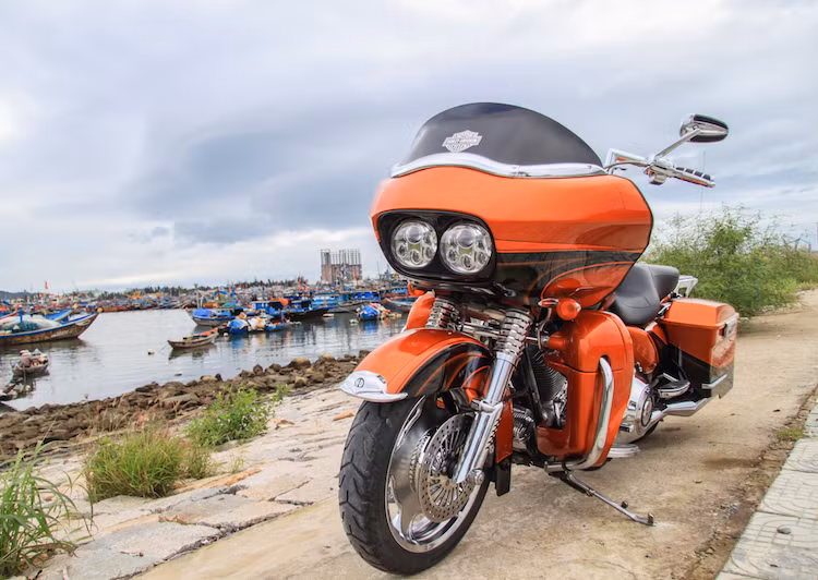 Là dòng xe cao cấp nhất của Harley-Davidson, mẫu môtô touring "hạng nặng" Harley-Davidson Road Glide thường xuyên được chi nhánh "thửa riêng" CVO (Custom Vehicle Operations) của Harley-Davidson (H-D) lựa chọn để xây dựng lên những phiên bản đặc biệt qua nhiều năm. So với các phiên bản Road Glide thường, giá của một chiếc Road Glide CVO thường cao hơn khá nhiều.