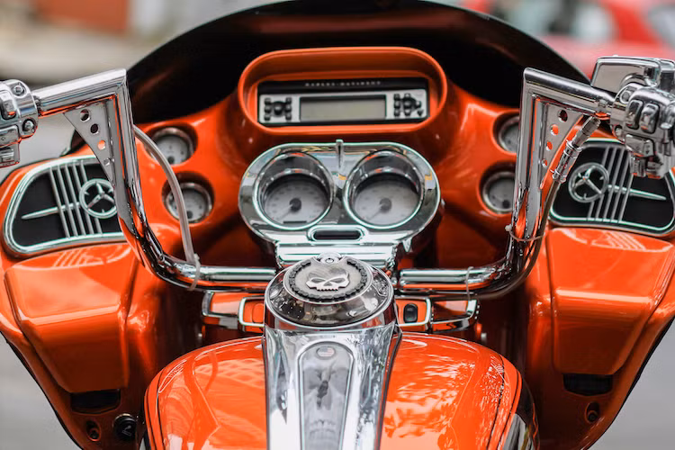 Vốn đã sở hữu tay lái rộng, chiếc Road Glide còn tiếp tục được chủ nhân thay cho ghi đông độ cao và lớn hơn nữa, tạo tư thế ngồi thoải mái hơn khi đi đường trường. Tay lái và nhiều chi tiết của xe như bảng đồng hồ hay những tấm chắn loa đều đã được mạ chrome bóng lộn, tăng thêm sự nổi bật cho chiếc xe.
