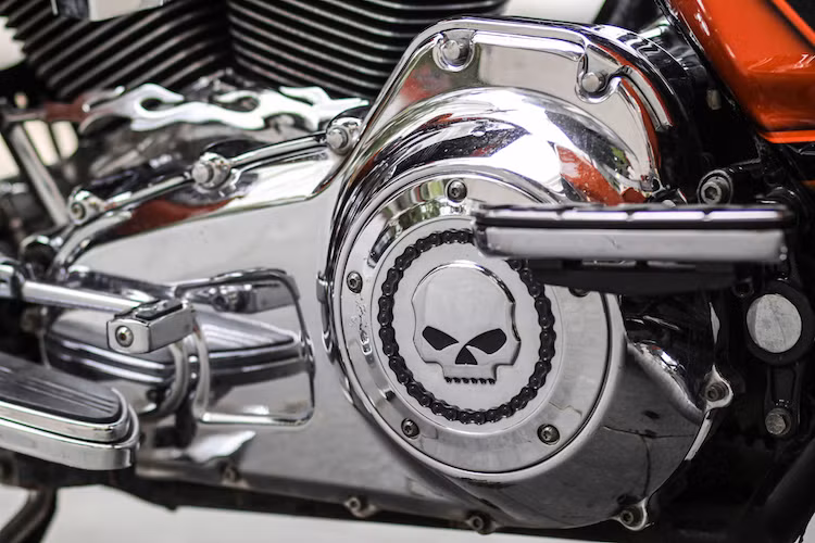 Harley-Davidson Road Glide sở hữu động cơ V-Twin SOHC 2 van 103 inch khối (tương đương 1687cc) làm mát bằng gió cùng hệ thống phun xăng điện tử ESPFI. Động cơ của chiếc xe này cũng đã được chủ nhân trang trí bằng một số phụ kiện chính hãng mạ chrome nổi bật.