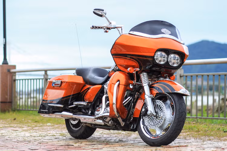 Thuộc phiên bản sản xuất hàng loạt nhưng một chiếc Harley-Davidson Road Glide đã được một người chơi Đà Nẵng nâng cấp lên với những món đồ chơi độc đáo, khiến nó có đẳng cấp và sự độc đáo có thể sánh ngang với các phiên bản Road Glide CVO.