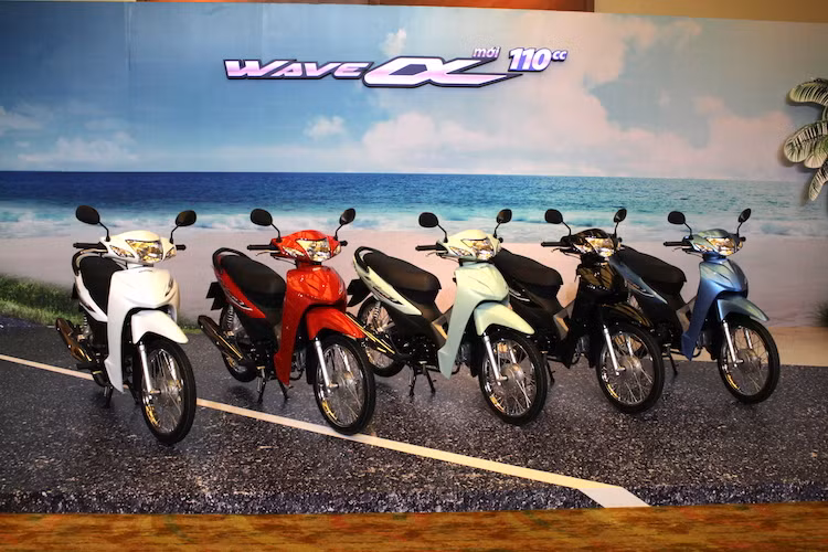 Honda Wave Alpha 110 mới được bán với 5 màu sắc là trắng, đỏ, xanh ngọc, xanh, trắng và đen với giá đề xuất được Honda Việt Nam công bố là 17,79 triệu đồng. Chiếc xe sẽ được bán ra kể từ ngày 18/1/2017 kèm chế độ bảo hành 3 năm/30.000 km.