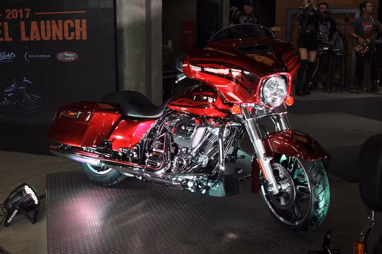 Tuy nhiên, thay đổi lớn nhất của Street Glide Special 2017 đó là sự xuất hiện của dòng động cơ hoàn toàn mới mang tên Milwaukee-Eight. Tính từ khi HD thành lập, đây là dòng động cơ lớn thứ 9 từng được tạo ra của hãng. Tên gọi của dòng động cơ này xuất phát từ nơi đặt "đại bản doanh" của HD và số van trên mỗi xi-lanh.