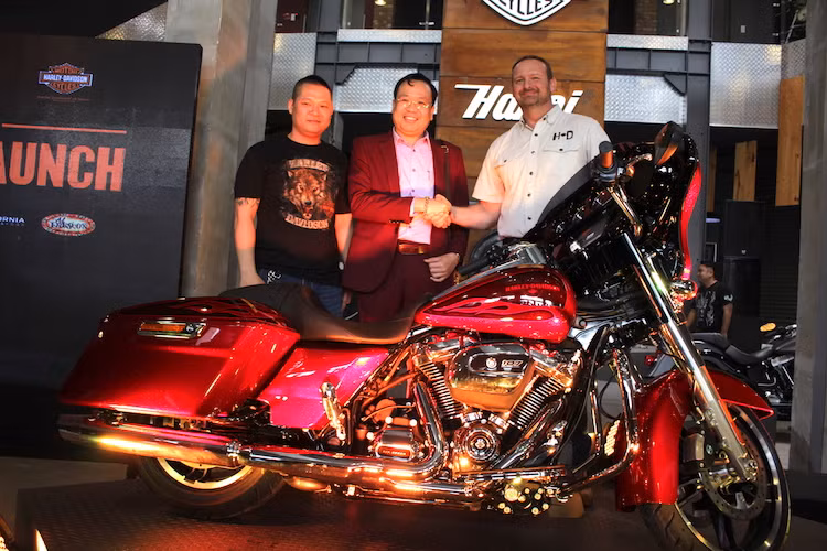 Tại Việt Nam, giá của một chiếc Street Glide Special 2017 sau khi "ra biển trắng" có thể nằm trong khoảng 1,5 tỷ đồng. Mặc dù vậy, ngay trong buổi ra mắt, chiếc Street Glide Special 2017 đầu tiên về tới Việt Nam đã thuộc về một người chơi xe tại Hà Nội.