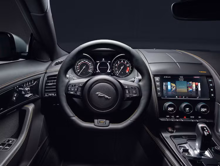 Trong khi đó, nội thất của chiếc xe đã được nâng cấp thêm nhiều tiện ích mới. F-Type nay đã có hệ thống thông tin giải trí Touch Pro thế hệ mới nhất trên tất cả các phiên bản với màn hình độ phân giải cao, tốc độ xử lý cao hơn... Đặc biệt, Jaguar còn hợp tác với hãng camera GoPro để phát triển ứng dụng ReRun mới cho xe.