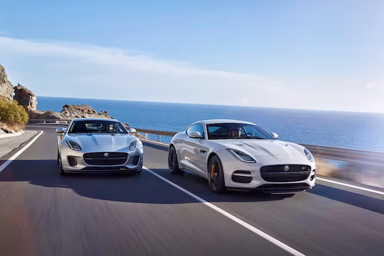 Ra mắt lần đầu từ năm 2013, mẫu xe thể thao F-Type của Jaguar đã được giới chuyên môn và những người yêu xe đánh giá rất cao. Chính vì vậy với phiên bản Jaguar F-Type 2018, hãng xe sang Anh Quốc đã chỉ thay đổi nhẹ cho toàn bộ các phiên bản của xe.