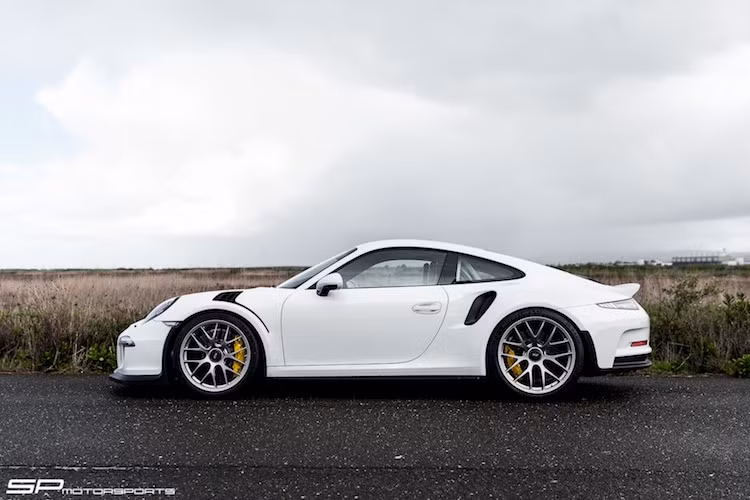 Bên cạnh GT3 RS, một phiên bản khác được phát triển từ 911 GT3 là 911R có cấu hình y hệt, nhưng không sở hữu cánh đuôi và chạy hộp số sàn. Do được sản xuất giới hạn, hiện tại giá của 911R đang bị đội rất cao.