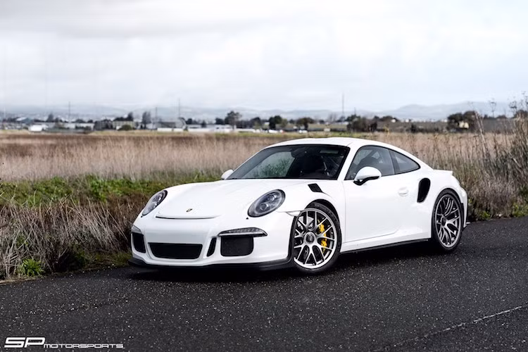 Nếu không tính tới dòng siêu xe hàng đầu 918 Spyder, Porsche 911 GT3 RS hiện đang là mẫu siêu xe thể thao nhất của Porsche hiện tại. Là phiên bản hiệu năng cao hơn của chiếc GT3, GT3 RS có thêm cánh đuôi lớn và các dè trước với thêm khe thoát nhiệt cho hệ thống phanh, bên cạnh động cơ mạnh mẽ và nhiều cải tiến khác.