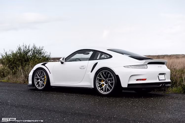 Chiếc siêu xe thể thao hàng đầu của Porsche hiện tại là Porsche 911 GT3 RS đã được một tay chơi Mỹ "giật" theo phiên bản hoài cổ 911R, nhưng vẫn có hiệu năng của bản RS với một số phụ tùng nâng cấp đơn giản.