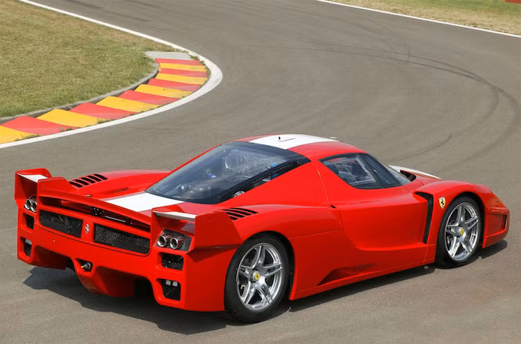 Những dữ liệu thu được sẽ giúp Ferrari có thể phát triển các dòng xe mới trong tương lai. So với chiếc Enzo bình thường, FXX có dung tích động cơ nâng từ 6.0 lên thành 6.3l, đạt công suất lên tới 800 mã lực thay vì chỉ 650 mã lực. Ngoài ra chúng còn có thân xe mang tính khí động học cao hơn và hộp số xe đua F1 với khả năng chuyển số trong thời gian dưới 100 ms.