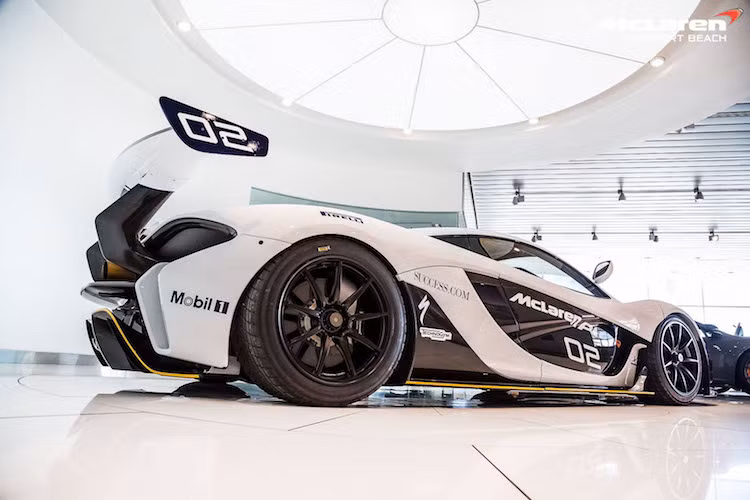 So với P1, P1 GTR có các bánh xe bản to hơn, vè được nới rộng cùng cánh gió trước cực lớn, cản trước có các khe hút gió được nới rộng cùng gương chiếu hậu được đặt cao hơn. Ở phía sau, cánh gió có khả năng thu gọn của P1 đã bị loại bỏ, thay vào đó là môt cánh đuôi bằng sợi carbon, cùng với cặp ống xả kép với kích thước cực lớn nằm giữa.