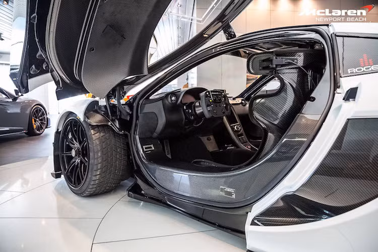 Sẽ có tổng cộng chỉ 35 chiếc P1 GTR được McLaren sản xuất, và chỉ có những khách hàng đã từng sở hữu một chiếc P1 mới có thể đặt hàng mẫu xe mới này. Mức giá niêm yết của McLaren dành cho mỗi chiếc P1 GTR là 3,06 triệu USD.