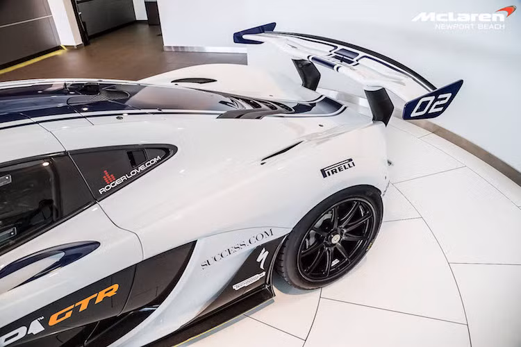 Chiếc McLaren P1 trong bài viết này là chiếc thứ 2 từng được hãng xe McLaren sản xuất, nổi bật với màu sơn trắng Silica White cùng những đường kẻ trang trí dọc thân xe màu xanh đậm và một số điểm để trần sợi carbon không sơn màu.