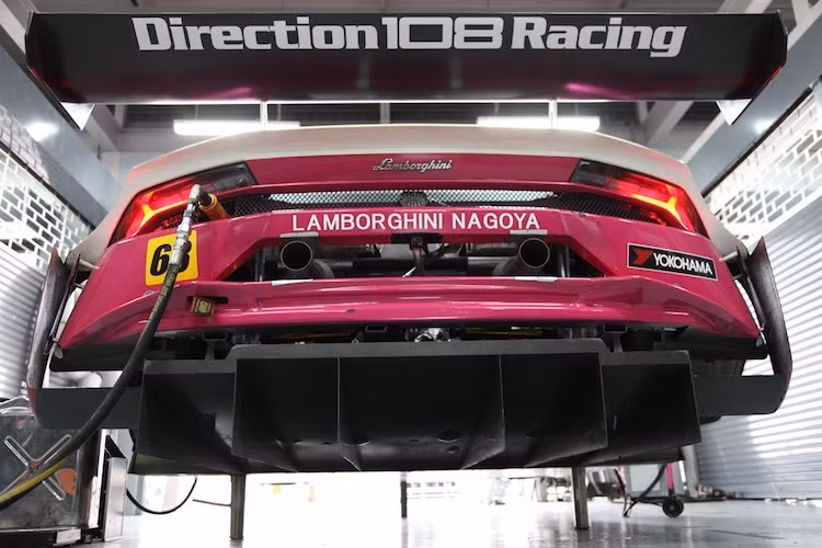 Hiện đang được rao bán với mức giá 295.000 USD (tương đương 6,66 tỷ), chiếc Huracan GT3 này đã có chassis hoạt động được 9928 km cùng hộp số và động cơ đều được sử dụng qua 6854 km. Người mua sẽ còn được tặng kèm 5 bộ bánh xe nữa. Đây là một mức giá khá "hời" khi một chiếc siêu xe Huracan mới ở Mỹ đã có giá hơn 200.000 USD.