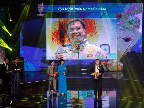 Hoang Xuan Vinh len dinh, Anh Vien lan thu hai gianh Cup Chien thang