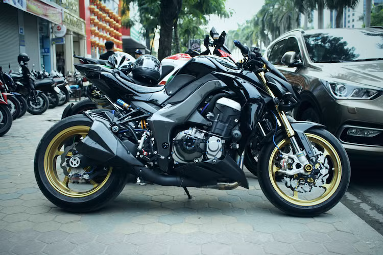 Để chiếc xe của mình trở nên khác biệt và nổi bật hơn so với bao chiếc Z1000 khác đang lăn bánh tại Việt Nam, một chủ xe tại Hà Nội đã đầu tư nâng cấp nhiều phụ tùng cao cấp. Sau khi độ lại, chiếc xe đã trở nên "long lanh" và đầy "chất chơi" nhờ loạt đồ chơi "hàng hiệu".