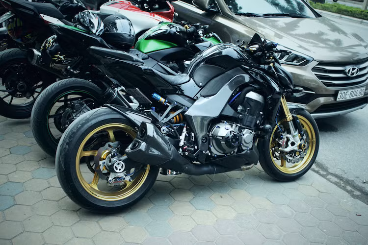 Với "dàn chân" khủng cùng một loạt các món phụ tùng, phụ kiện cao cấp khác, chiếc naked-bike Kawasaki Z1000 của một người chơi xe môtô tại Hà Nội đã trở nên đẳng cấp và nổi bật.