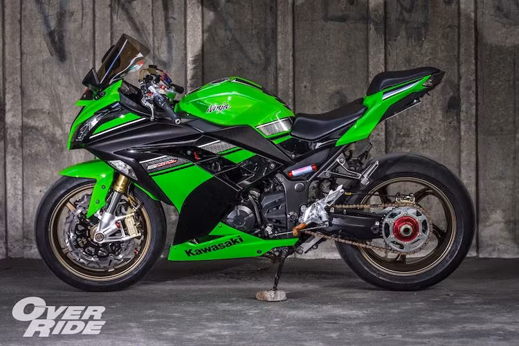 Chính vì vậy, Warner Biker đã thu nhặt những phụ tùng từ nhiều dòng superbike nổi tiếng Thế giới và tìm cách "chế cháo" chúng vào Ninja 300. Ở phía trước, "dàn chân" của chiếc xe đã được độ lại cực "khủng" với cặp phuộc Ohlins kèm heo Brembo lấy từ BMW S1000RR, được bắt vào chảng 3 của Aprilia RSV4.