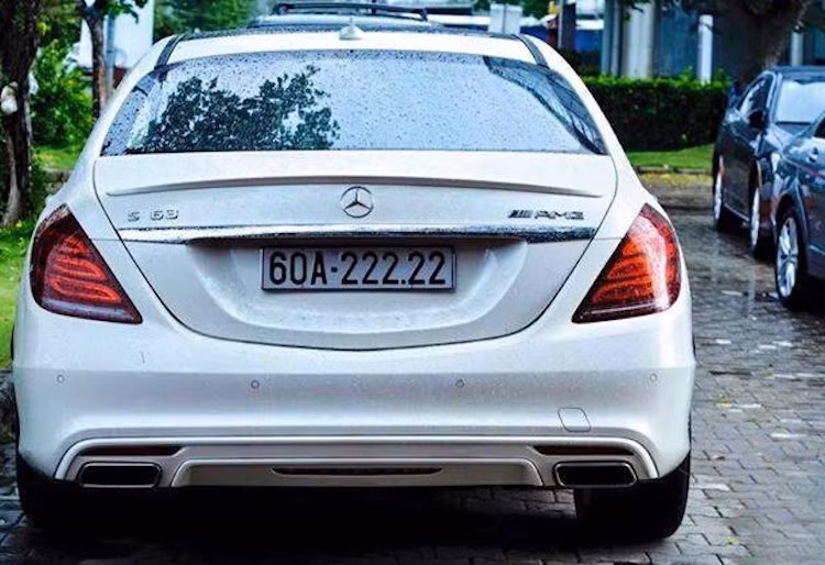 Biển số ngũ quý 2 cực đẹp trên một chiếc Mercedes S400L hạng sang, nhưng đã được chủ nhân "nâng đời" phiên bản thể thao S63 AMG.