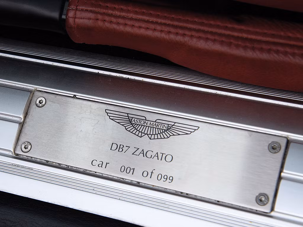 Chiếc DB7 Zagato xuất hiện trong bài viết này có giá trị đặc biệt khi nó là chiếc xe đầu tiên được hãng xe Aston Martin bán cho khách hàng. Dù đã đi được 17.832 km nhưng nó vẫn có giá lên tới 350.000 Bảng Anh (tương đương 9,81 tỷ đồng).