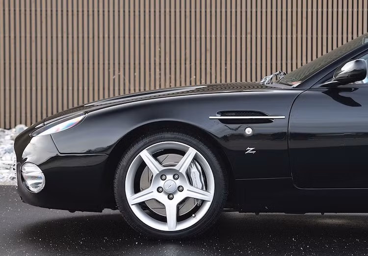 Trong khi đó, hai bên thân xe của DB7 Zagato nổi bật bởi những đường cong quyến rũ, không còn những đường nẹp xấu xí như trên DB7 thường. Giống như nhiều mẫu xe Aston Martin hợp tác cùng Zagato khác, logo chữ Z của hãng thiết kế Ý cũng được đặt trang trọng trên vè trước. Bộ mâm 5 cánh thể thao cũng là một điểm đặc biệt chỉ có trên DB7 Zagato.