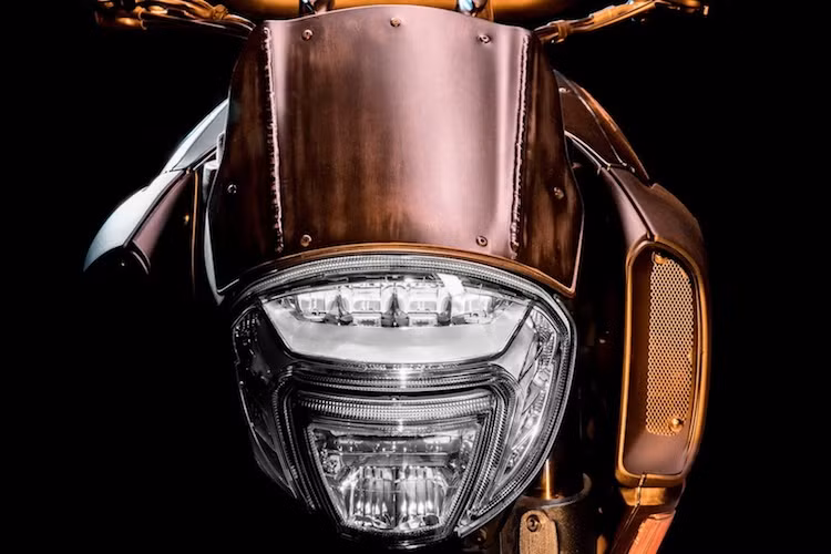 Giống như Monster Diesel trước đây, Diavel Diesel cũng đã được thay đổi nhiều ở bên ngoài so với bản Diavel thường, theo phong cách mạnh mẽ và phong trần tương tự như những bọ trang phục của Diesel.