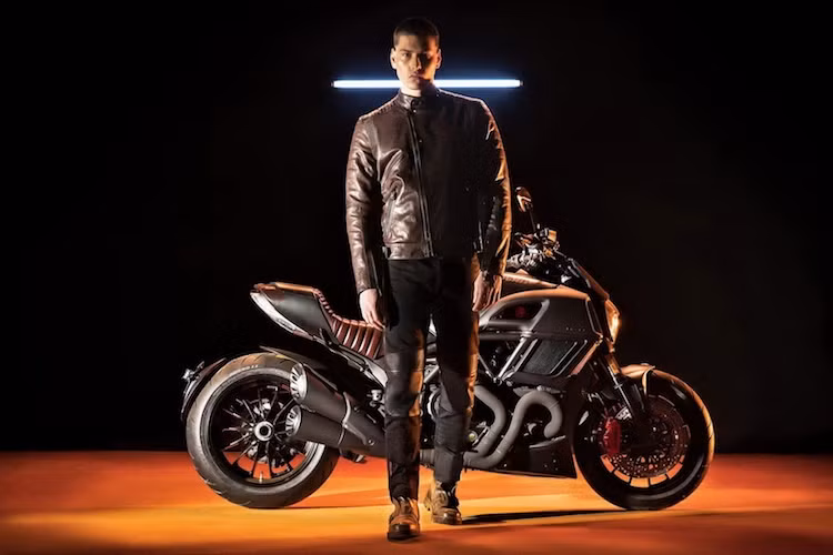 Động cơ của Diavel Diesel không có sự thay đổi so với phiên bản thường. Xe được trang bị động cơ Testastretta DS với công suất tối đa 162 mã lực.