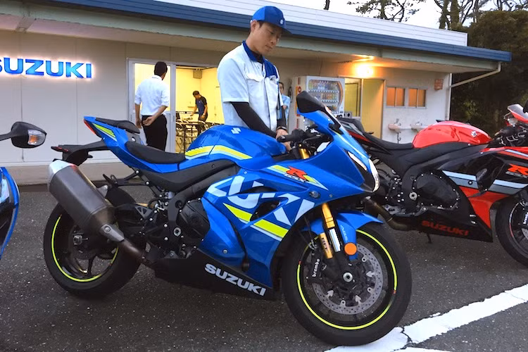 Không chỉ mạnh mẽ hơn, động cơ của GSX-R1000 mới còn ngắn hơn thế hệ cũ 22,2 mm, hẹp hơn 6,6 mm và nhẹ hơn. Tại Mỹ, GSX-R1000 thế hệ mới có giá khởi điểm từ 14.600 USD cho bản không ABS (tương đương 329,44 triệu đồng), 15.000 USD cho bản có ABS (338 triệu) và 17.000 USD cho bản GSX-R1000R cao cấp nhất (383 triệu). Xe được bán với 4 màu đen-đỏ, đen-xanh, đỏ và xanh tem đấu phong cách MotoGP.