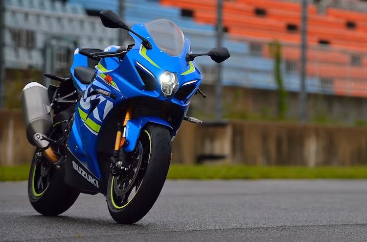 Sau khi xuất hiện dạng xe ý tưởng tại triển lãm EICMA 2015, thế hệ siêu môtô Suzuki GSX-R1000 2017 mới nhất đã được chính thức ra mắt tại triển lãm Intermot 2016.