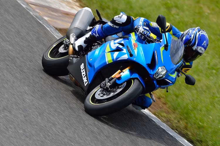 Theo Suzuki, GSX-R1000 thế hệ mới là chiếc superbike nhẹ nhất, mạnh nhất mà hãng từng sản xuất và hoàn toàn khác biệt so với phiên bản hiện tại. Để làm được điều này, hãng đã thiết kế GSX-R1000 thế hệ thứ 6 với hướng suy nghĩ "đơn giản hóa" để khiến mọi chi tiết của xe trở nên đơn giản hơn về mặt cơ khí để có độ bền cao hơn, đồng thời tích hợp các công nghệ hỗ trợ người lái hiện đại.