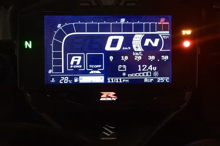 Các hệ thống điện tử hiện đại là thứ mà thế hệ GSX-R1000 hiện tại còn thiếu, chính vì vậy Suzuki đã bổ sung cho chiếc xe mới hệ thống điều khiển lực kéo 10 chế độ, hệ thống hỗ trợ xuất phát Launch Control, tay ga điện tử, chuyển số nhanh, 3 chế độ lái...