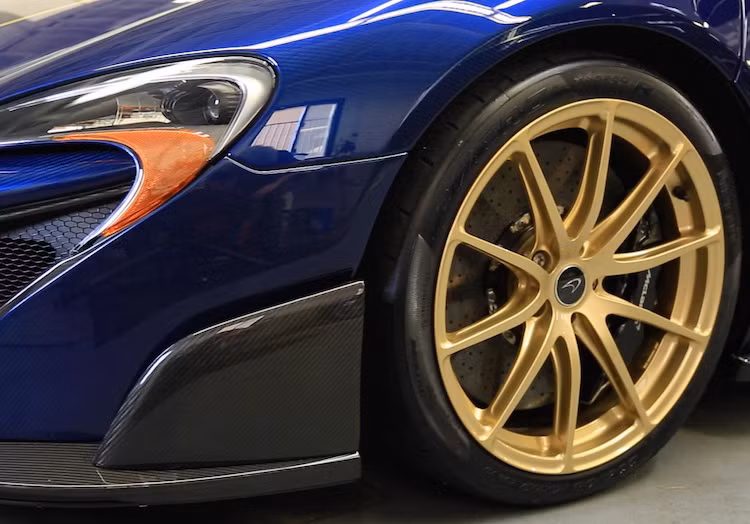 So với 675LT thường, 675LT MSO Carbon Series có nhiều chi tiết bằng sợi carbon hơn 40%. Theo MSO, những chi tiết bằng sợi carbon mới đã được thiết kế để dành riêng cho phiên bản đặc biệt này, khiến cho chúng không thể lắp được cho những chiếc 675LT thường.