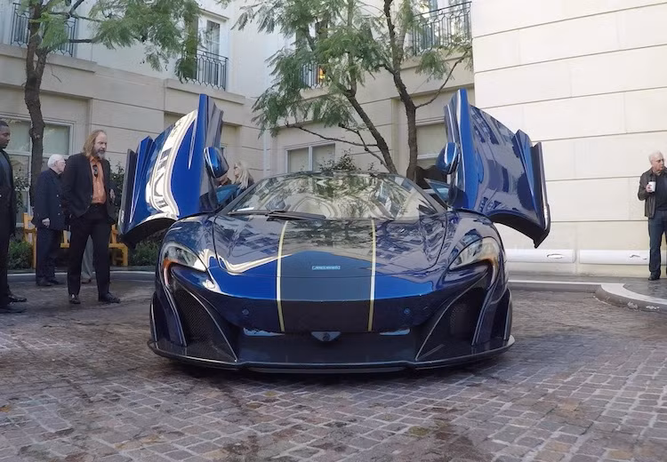 McLaren 675LT MSO Carbon Series là phiên bản đặc biệt mới nhất từ bộ phận MSO của McLaren, dựa trên dòng 675LT và lấy cảm hứng từ chiếc siêu xe hàng đầu P1 bản carbon được ra mắt tại triển lãm Geneva hồi tháng 3/2016. Tuy nhiên, chiếc 675LT MSO này còn có một loạt các chi tiết "thửa riêng" đặc biệt theo ý khách hàng.