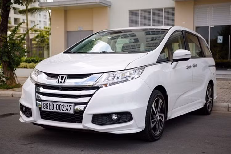 Bên cạnh Honda Accord, mẫu MPV 7 chỗ Odyssey là 1 trong số 3 mẫu xe được Honda nhập nguyên chiếc từ Thái Lan. Trưng bày lần đầu tại triển lãm ôtô Việt Nam 2015, tuy nhiên phải tới tháng 3/2016 Odyssey mới chính thức có mặt ở thị trường Việt. Tại Việt Nam, mẫu xe này cũng có rất ít đối thủ khi chỉ có Kia Sedona và Mercedes V-Class có thể được xếp chung vào thành phân khúc "xe đa dụng hạng sang".