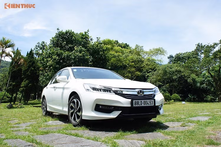 Vào đầu năm nay, Honda Việt Nam đã đem mẫu sedan hạng D Accord phiên bản nâng cấp giữa vòng đời (facelift) về Việt Nam vào khoảng tháng 3 từ Thái Lan, chỉ sau khi mẫu xe này ra mắt thị trường Thái vào tháng 2. mẫu xe này. Tuy nhiên phải tới tháng 5/2016, mẫu xe này mới được công bố giá bán chính thức là 1,47 tỷ đồng - ngang với phiên bản cũ.