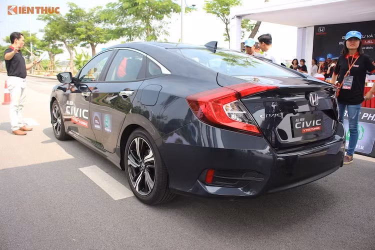Mặc dù phải tới tháng 1/2017 Honda mới chính thức giao xe cho khách hàng nhưng kết thúc năm 2016, mẫu xe này đã thu hút được sự thu hút sự quan tâm lớn với hơn 1.500 khách hàng tiềm năng cùng hàng trăm đơn đặt hàng được ký kết. Mức giá của Civic thế hệ mới được dự đoán là khoảng 950 triệu đồng - cao hơn khá nhiều so với các đối thủ thuộc phân khúc sedan hạng C.
