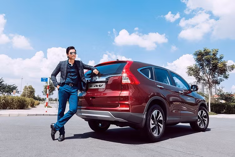 Phiên bản CR-V được Honda bán ở Việt Nam hiện đang thuộc thế hệ thứ 4 của chiếc xe. Vào cuối năm 2016 trên thị trường Thế giới, Honda cũng đã ra mắt thế hệ CR-V thứ 5 hoàn toàn mới, được "lột xác" từ trong ra ngoài. Tuy nhiên thời gian phiên bản này xuất hiện tại Việt Nam vẫn là một dấu hỏi.