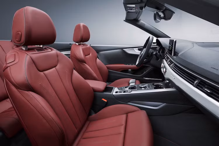 Có độ dài trục cơ sở lớn hơn và ghế gọn hơn, A5 Cabriolet cũng có không gian bên trong nội thất rộng hơn với khoảng đầu gối hàng ghế sau tăng 18 mm và khoảng vai hàng ghế trước tăng 26 mm. Xe cũng được trang bị đầy đủ các hệ thống an toàn chủ động mới nhất như giữ ga tự động với tính năng hỗ trợ khi tắc đường, cảnh báo xe vượt, cảnh báo va chạm, cảnh báo khi rẽ...
