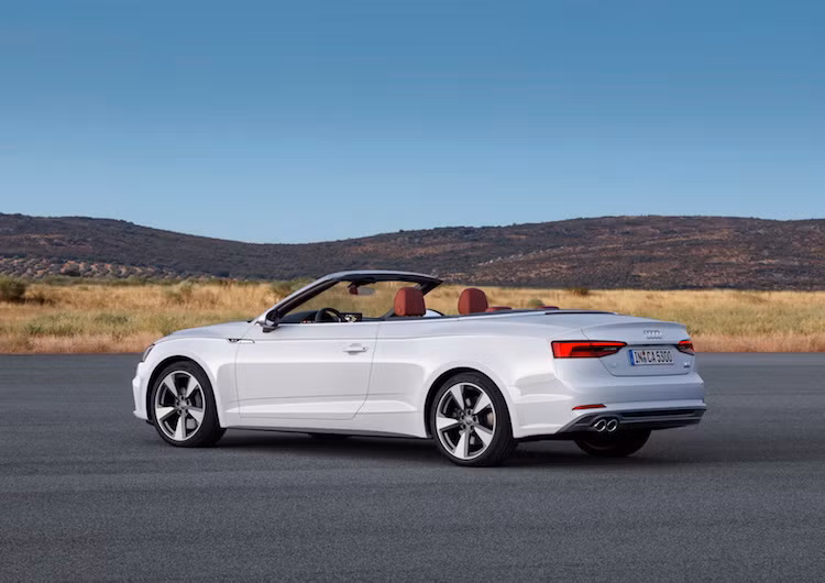 Với chiều dài 4673 mm, A5 Cabriolet mới cũng dài hơn 47 mm cùng trục cơ sở hơn 14 mm so với thế hệ cũ và thêm 60 lít ở khoang hành lý, đạt tổng thể tích 380 lít. So với phần đầu, đuôi của A5 Cabriolet gần như không có thay đổi so với A4, trong đó khác biệt rõ ràng nhất là đèn hậu với các dải LED thiết kế khác và cản sau.