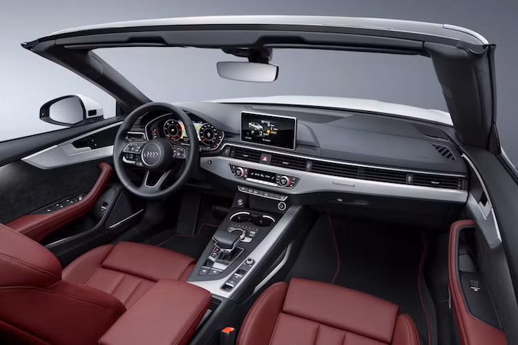 Bảng táp-lô của A5 Cabriolet cũng có thiết kế không đổi so với A5 Coupe, với các tùy chọn như đèn chiếu sáng thông minh và bảng đồng hồ kỹ thuật số Virtual Cockpit màn hình hiển thị đa thông tin 12,3 inch. Hệ thống thông tin giải trí sử dụng một màn hình 8,3 inch trên bảng táp-lô, điều khiển bằng touchpad hay núm xoay trên bệ trung tâm.
