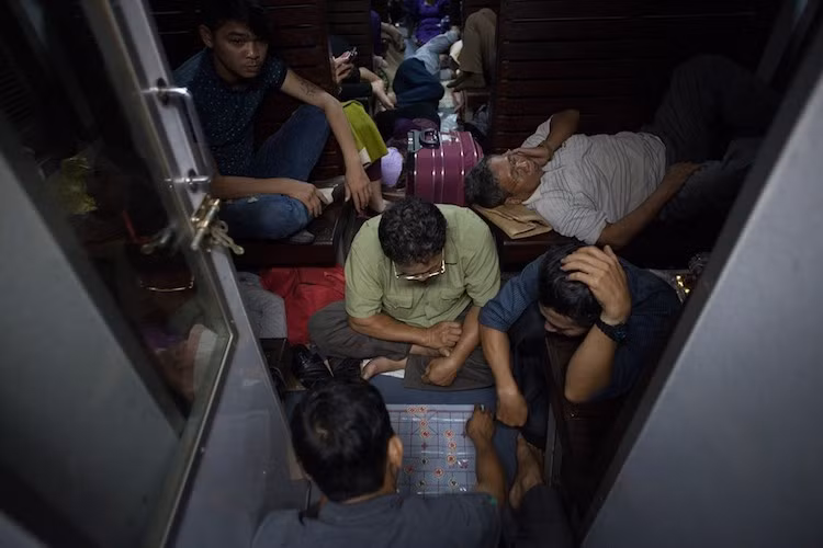 Ở gần khoảng giữa các toa, những người đàn ông mới quen hoặc đi theo nhóm chuẩn bị sẵn bộ cờ tướng thi đấu chống cơn buồn ngủ. Tưởng chừng như ồn ào nhưng khá lặng lẽ, chỉ thấy tiếng động của bánh xe lăn trên đường ray.