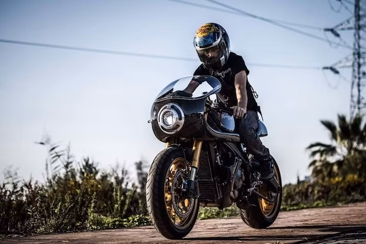 Hiện tại, Kacerwagen mới chỉ chế tạo được duy nhất một chiếc Aprilia RSV 1000, nhưng xưởng đã nhận được nhiều yêu cầu tạo ra những chiếc xe tương tự từ khách hàng trên toàn Thế giới. Tuy nhiên với phần thân 100% bằng sợi carbon, chiếc xe có giá không rẻ khi nhiều thông tin cho biết nó còn đắt hơn cả mẫu "xe đua đường phố" RSV4 R FW-GP được Aprilia ra mắt cuối năm 2016.
