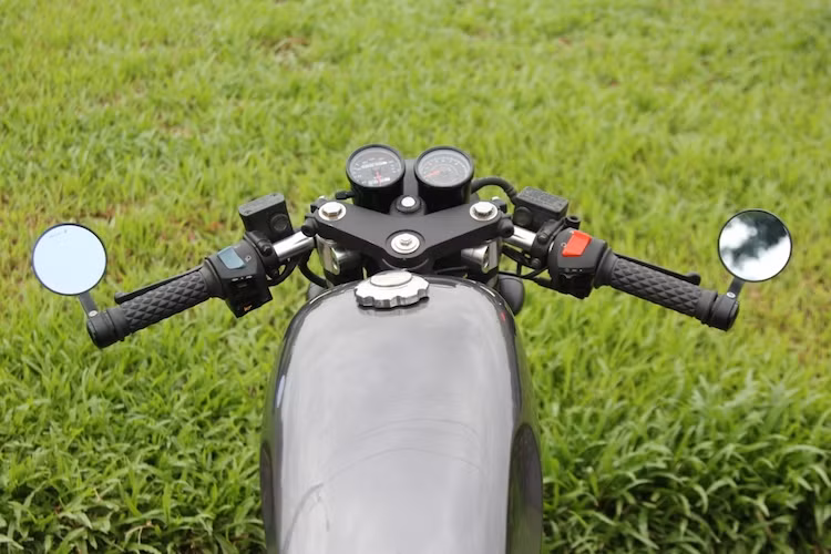 Đi kèm với toàn bộ "dàn đầu" mới, chiếc xe đã được trang bị cặp tay lái clip-on theo đúng phong cách cafe racer. Nằm ở hai bên tay lái là cặp gương hậu gắn gù gọn gàng cùng bao tay vân con thoi cổ điển.